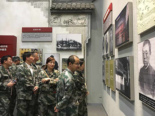 圖為參觀(guān)浙西南革命根據(jù)地紀(jì)念館(夏蓮萍攝)1.jpg